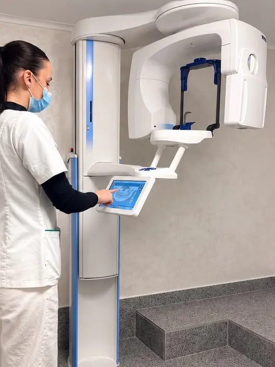 Aparatul CT dentar (CBCT) din cabinet, cu ecranul tactil de comandă.