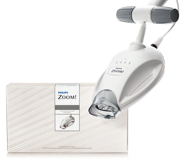 Lampa de albire Philips Zoom, lângă cutia kitului de albire.
